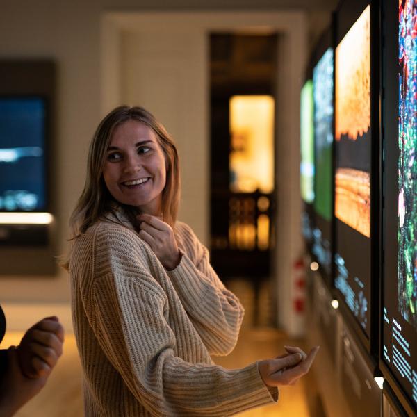 Kvinde i udstillingen Wildlife Photographer of the Year