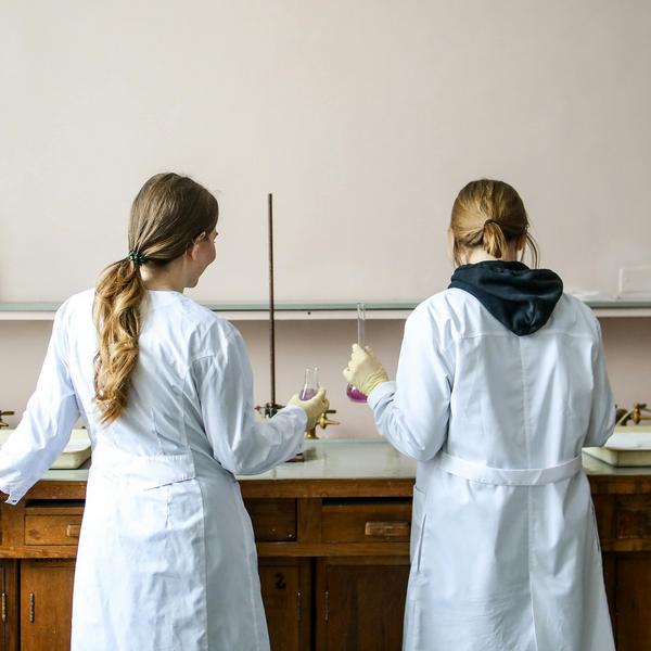 Efteruddannelse - to piger i lab