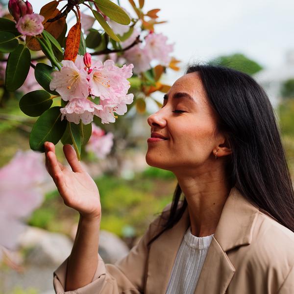 Kvinde og rododendron