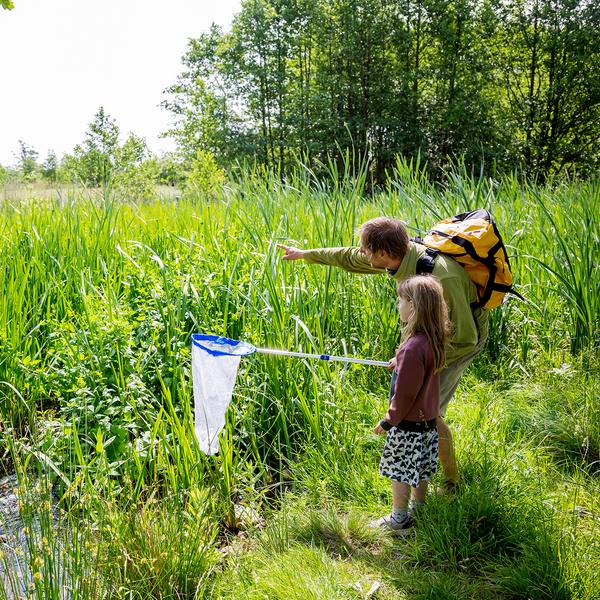 Far og datter kigger ud over sø i Naturnationalpark Fussingø