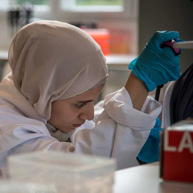 En af de deltagende gymnasieelever i laboratoriet (foto: Frederik Wolff Nisbeth Teglhus)