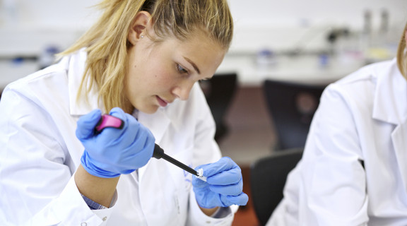 Pige i laboratorium