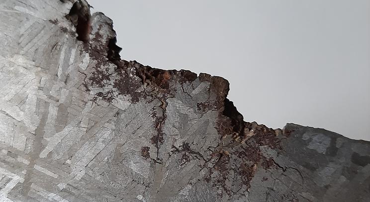 Rustne oxidationsudfældninger langs kanten på Savik 1-meteorit