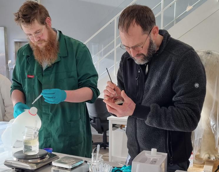 Mikkel B. og Mikkel P. eksperimenterer med forseglingsmetoder