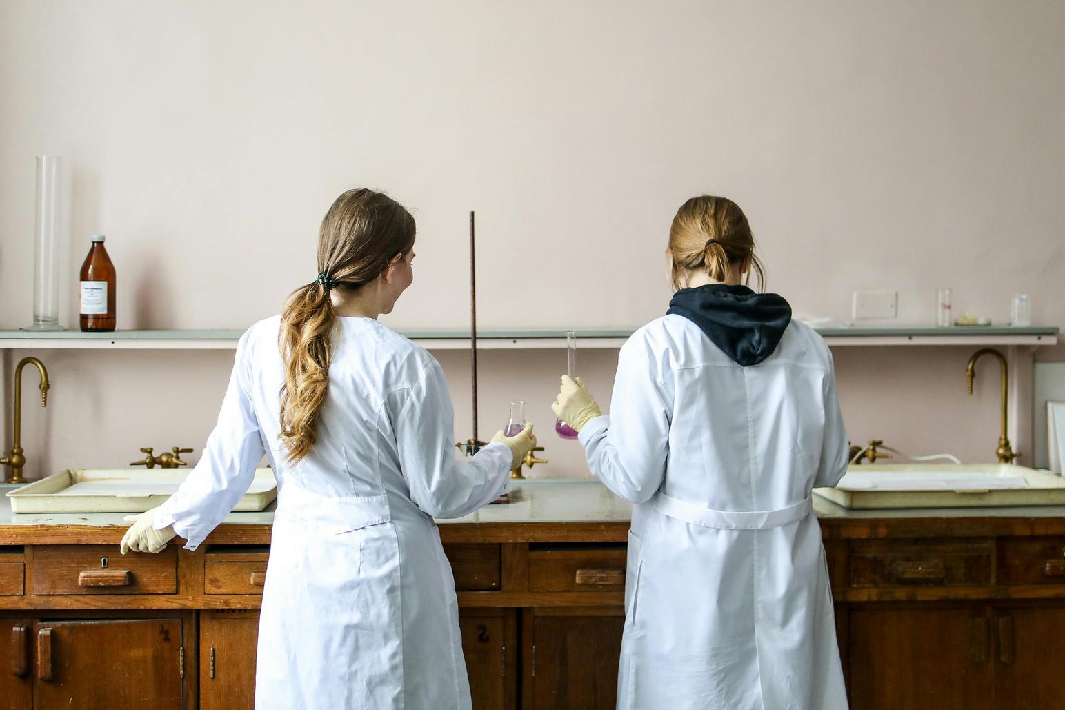 Efteruddannelse - to piger i lab