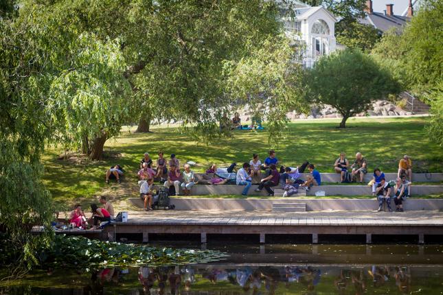 Folk slapper af på bryggen ved søen i Botanisk Have