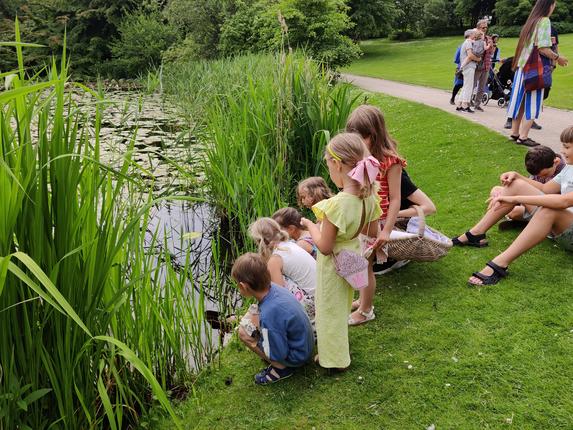 Børn ved søen i Botanisk Have