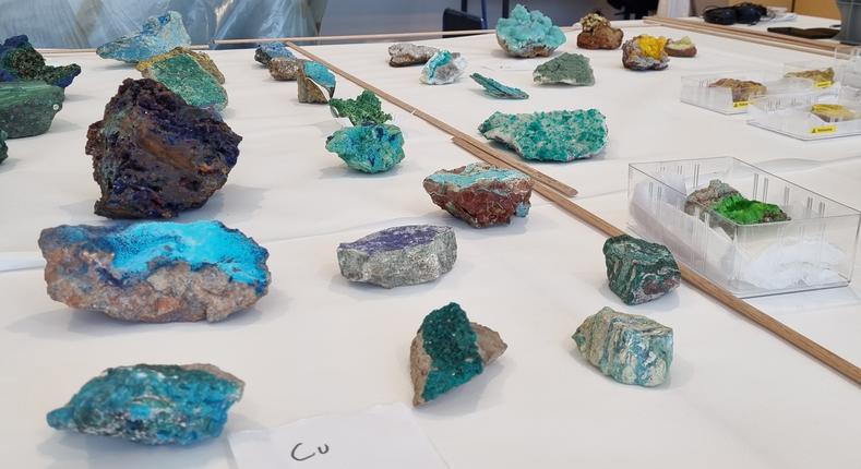 Grøn-blå mineralsten til Mineralvæggen