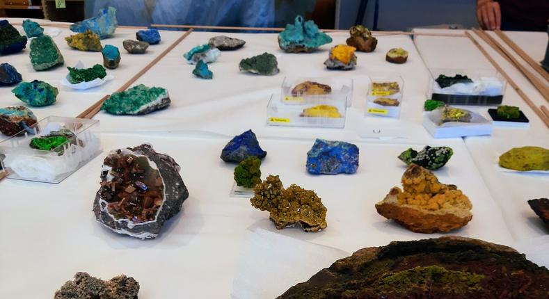 Grøn-blå mineralsten til Mineralvæggen