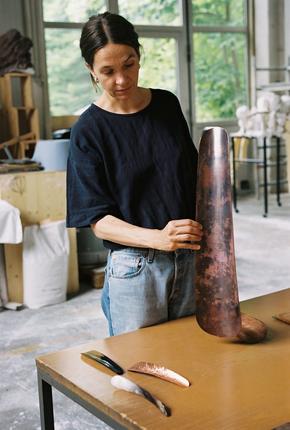 Kunstner Marie Lund i sit værksted