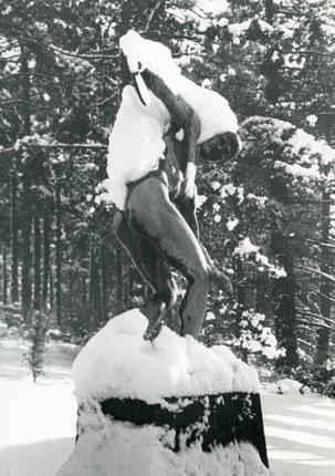 Snedækket statue i 1942