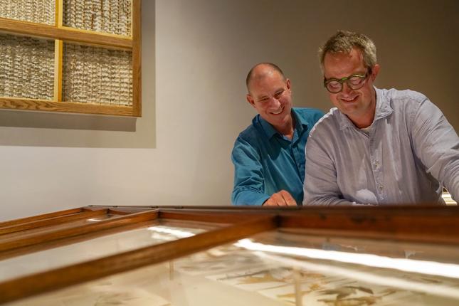 Dronning Ingrids meget smukke herbarium blev lavet som eksamensopgave af de to biologistuderende Philip Thonning Skou og Brian Christensen.