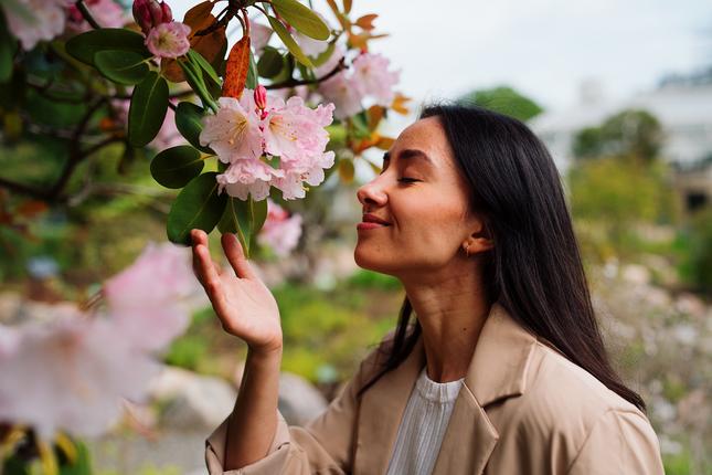Kvinde og rododendron