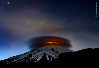 Skal det være det dramatiske foto af en linseformet sky, der bliver oplyst af lava fra en vulkan? © Francisco Negroni, Wildlife Photographer of the Year