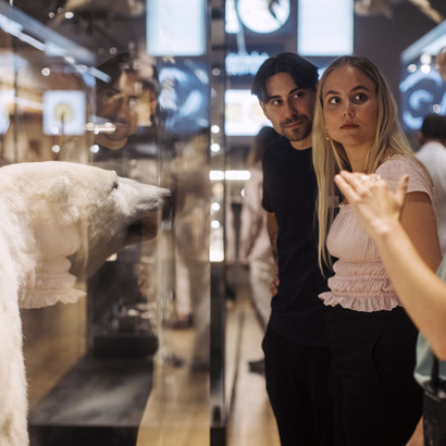 En af museets værter formidler i udstillingen Vilde vidunderlige verden