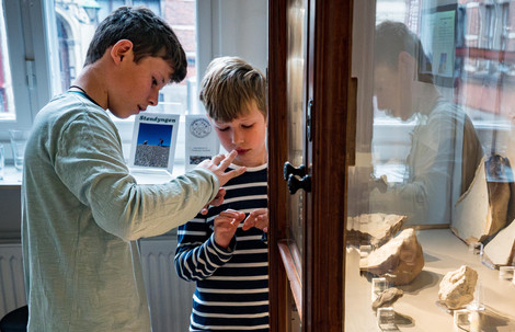To drenge i fossilgalleriet