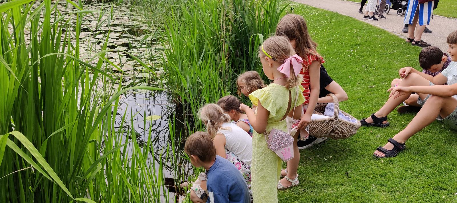 Børn ved søen i Botanisk Have