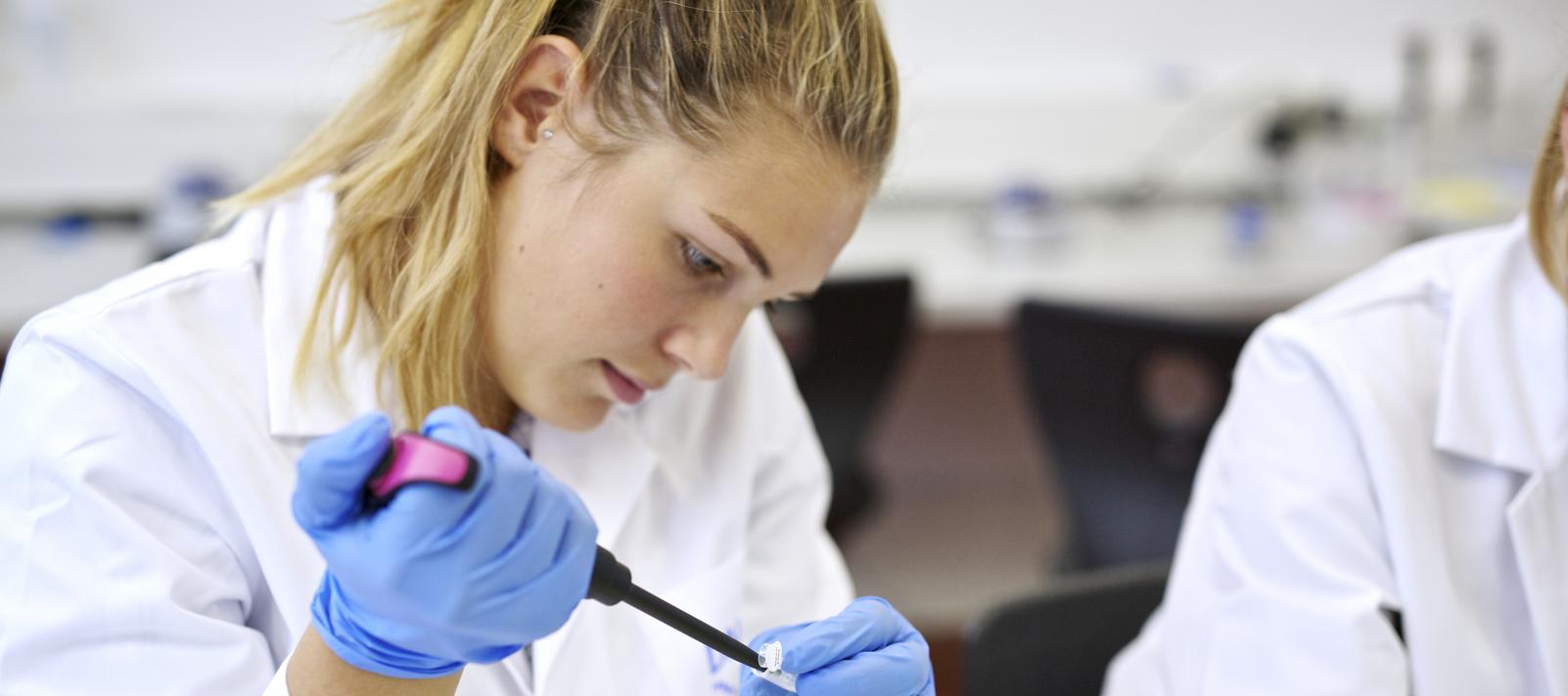 Pige i laboratorium
