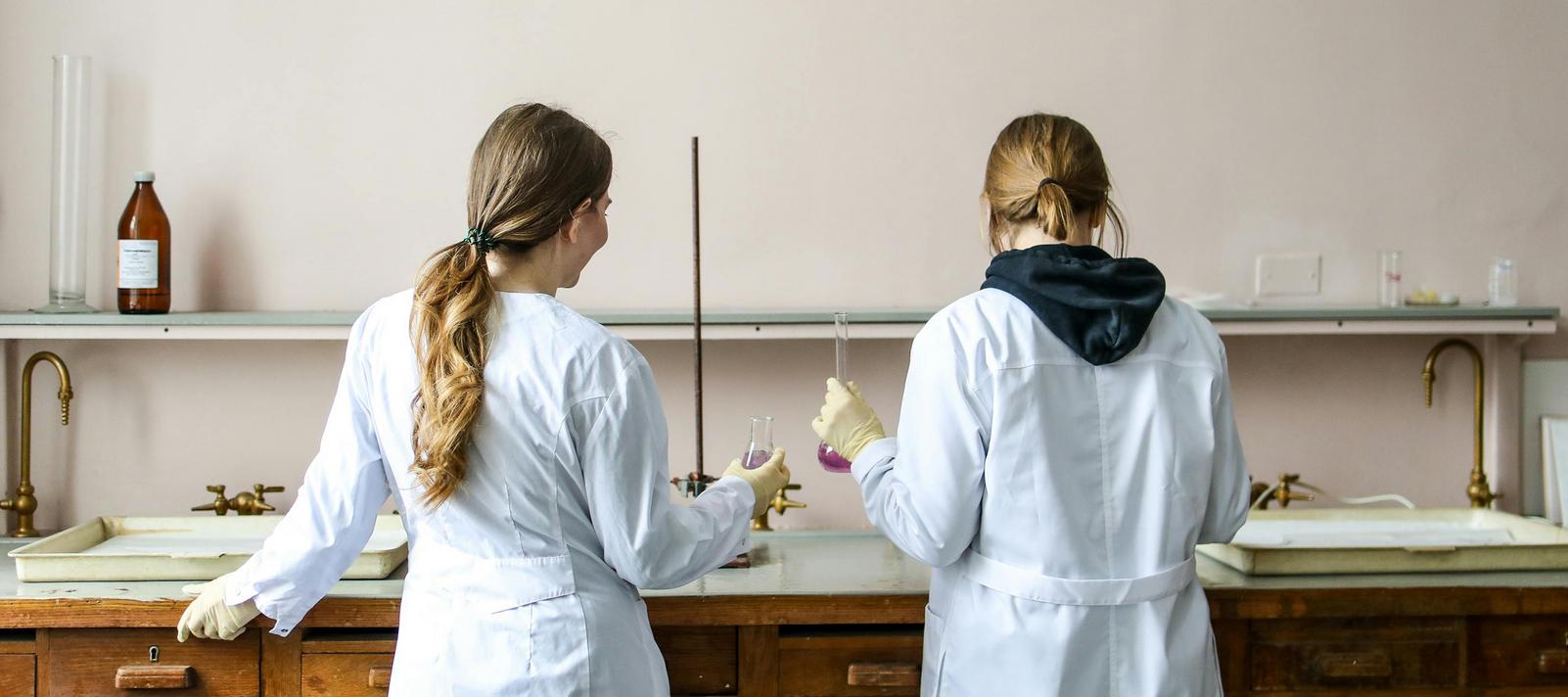 Efteruddannelse - to piger i lab