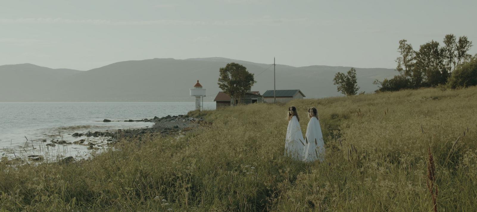 Kvinder på strand fra filmen CHOREOGRAPHIES TOWARDS LOSS